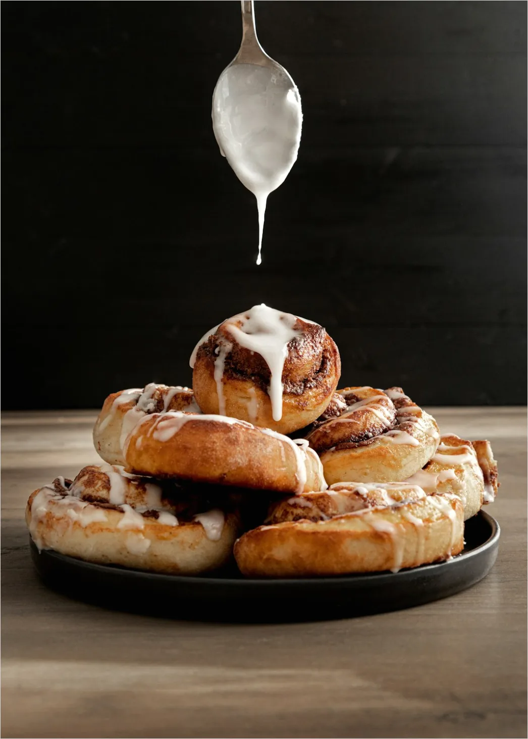 Cinnamon Rolls Icing Drizzle Close Up 6c23