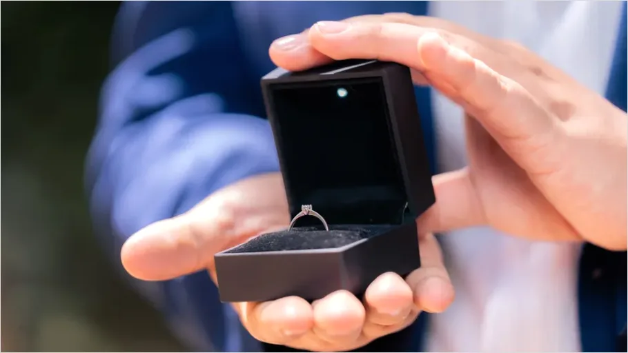 Detail Diamond Ring In Box Number 13