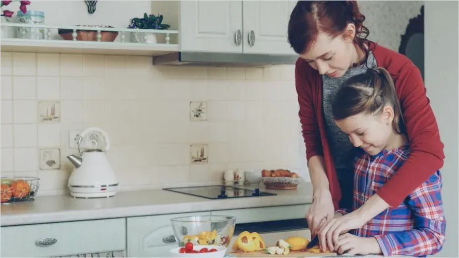 Detail Family Cooking Together Kitchen Lifestyle Number 14