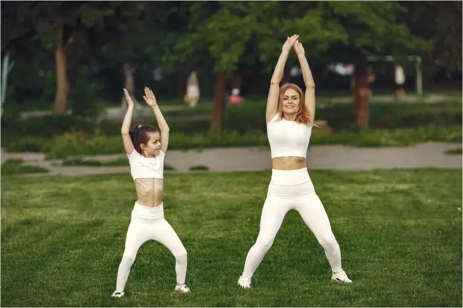 Detail Family Workout In Park Morning Number 7