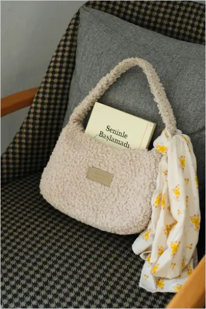 Detail Handbag On Chair Aesthetic Number 9