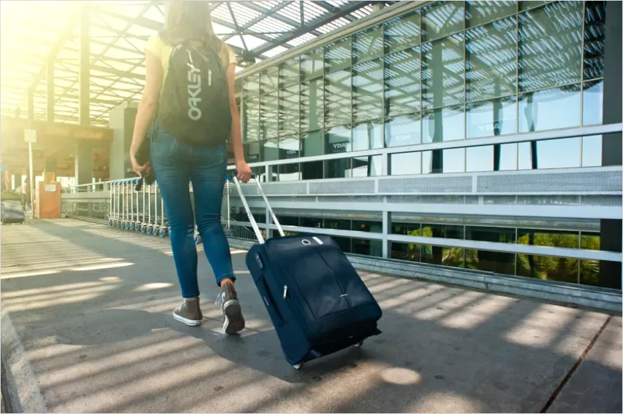 Holiday Travel Airport With Suitcase 5803