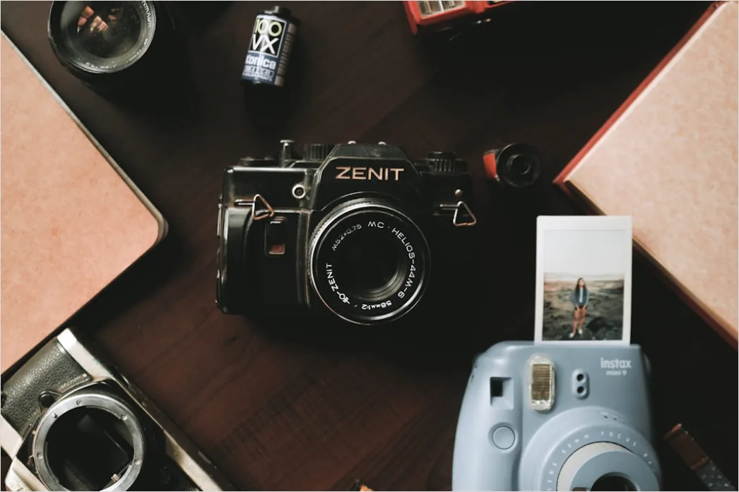Detail Instant Camera With Film Number 4