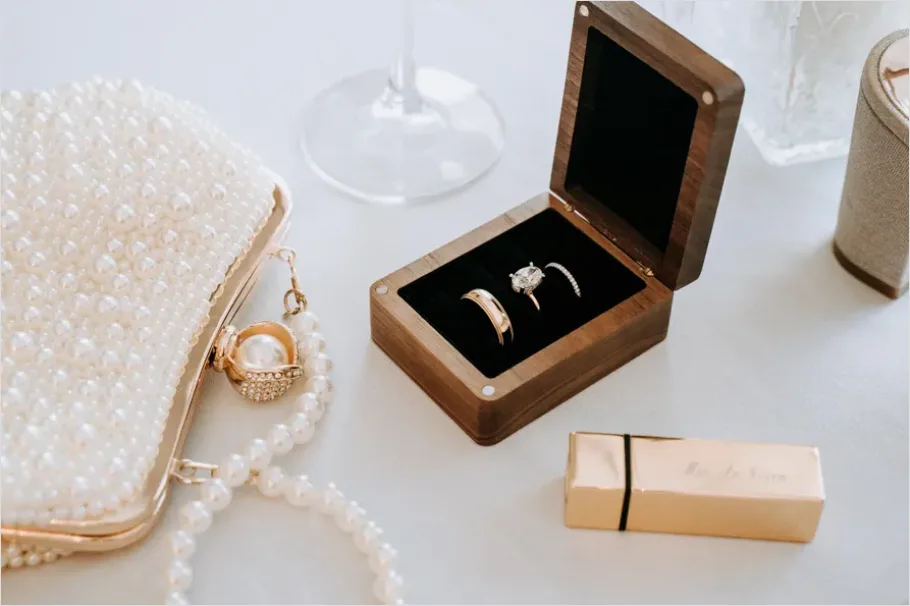 Detail Jewelry Box Open Flat Lay Number 9
