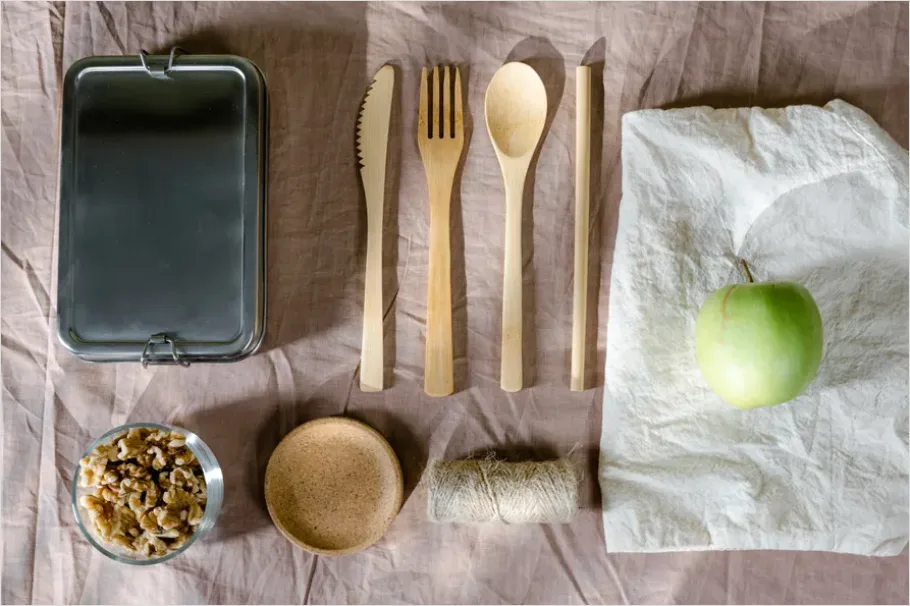 Detail Lunch Box With Utensils Number 2
