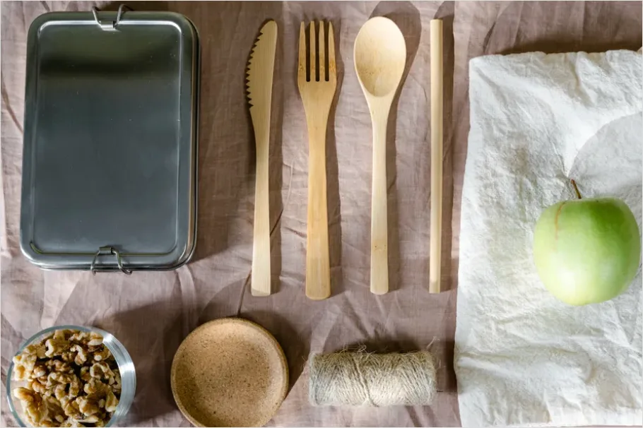 Detail Lunch Box With Utensils Number 3