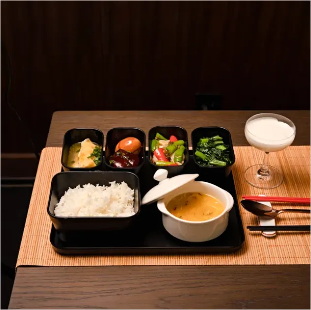 Detail Lunch Box With Utensils Number 7