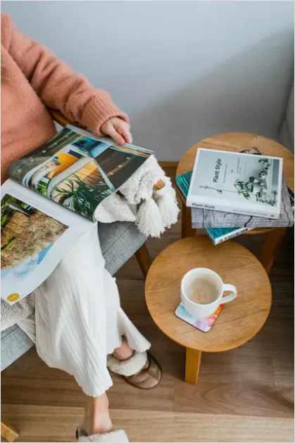 Detail Magazine On Coffee Table Number 13