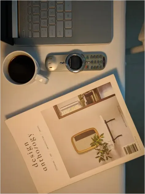 Detail Magazine On Coffee Table Number 15