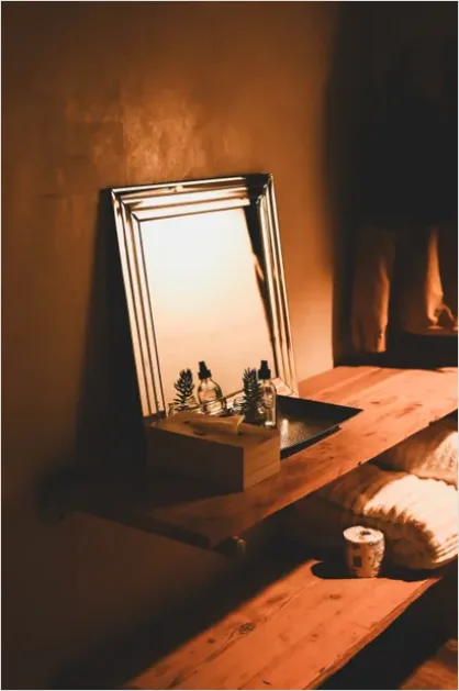Detail Mirror And Decor Shelf Number 13
