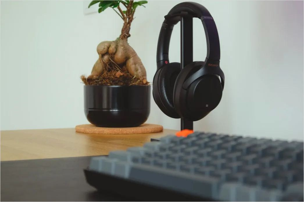 Detail Noise Cancelling Headphones On Desk Number 11