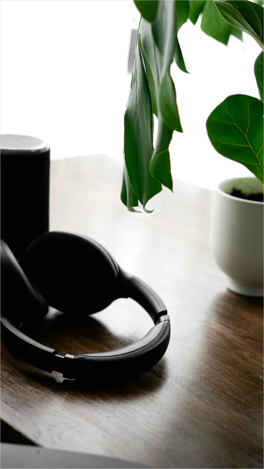 Detail Noise Cancelling Headphones On Desk Number 13