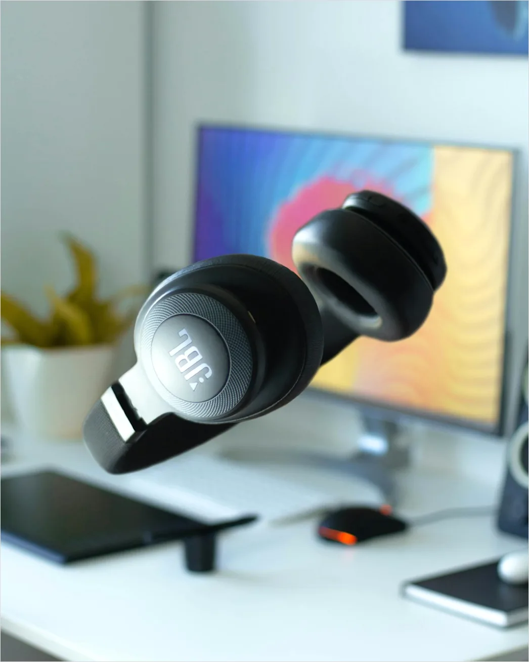 Detail Noise Cancelling Headphones On Desk Number 15