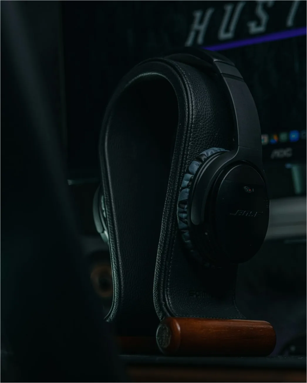 Detail Noise Cancelling Headphones On Desk Number 16