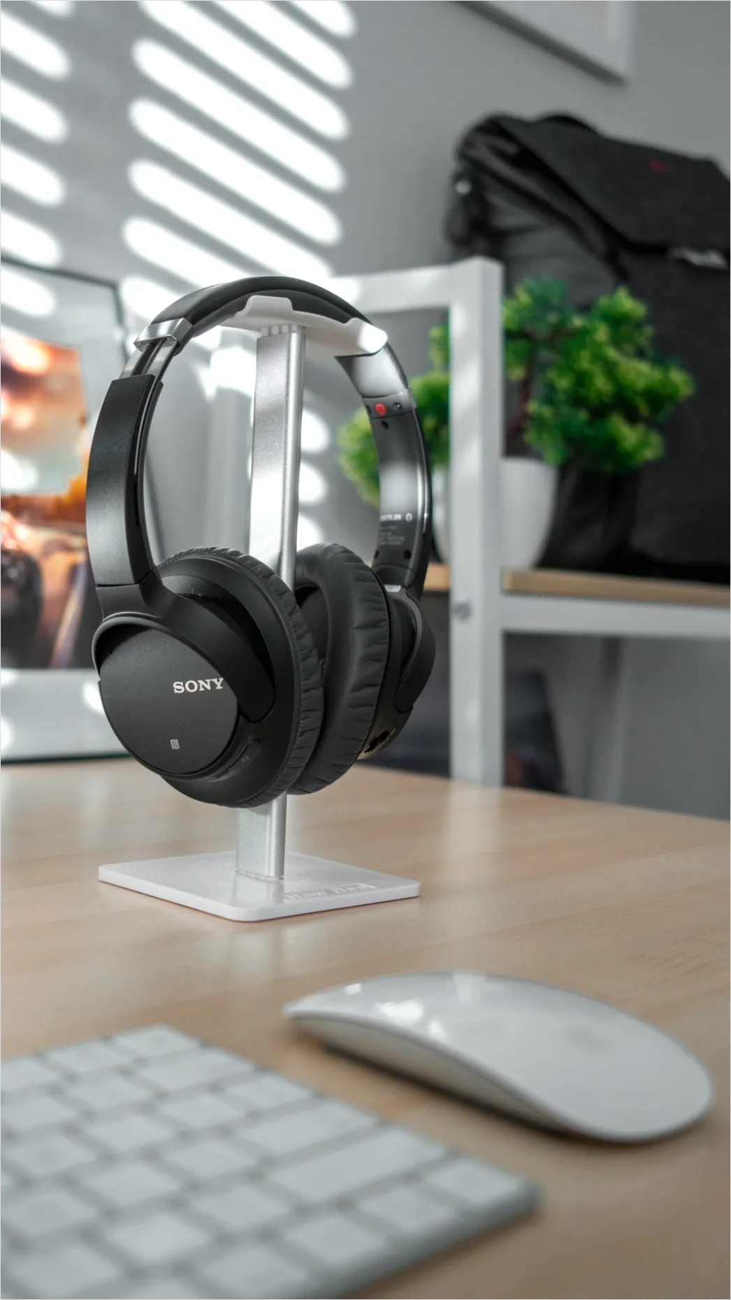 Detail Noise Cancelling Headphones On Desk Number 3