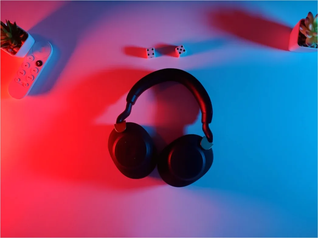 Detail Noise Cancelling Headphones On Desk Number 4