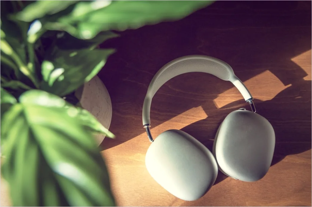 Detail Noise Cancelling Headphones On Desk Number 5