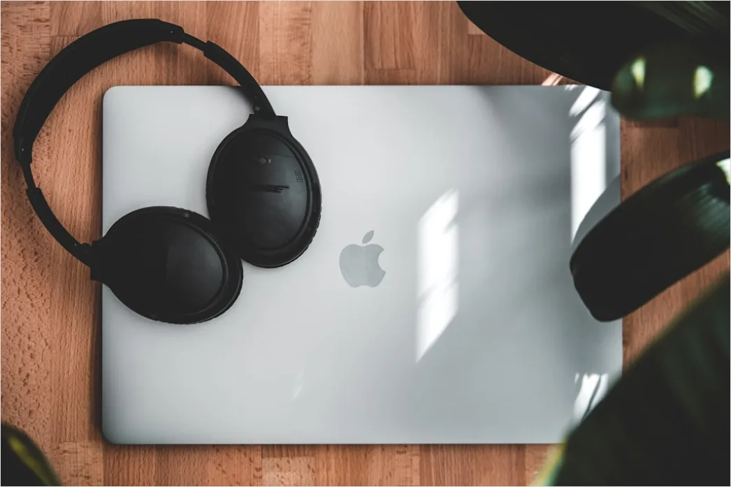 Detail Noise Cancelling Headphones On Desk Number 8