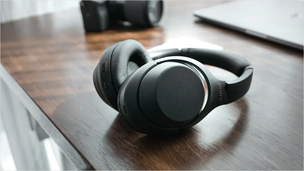 Detail Noise Cancelling Headphones On Desk Number 9