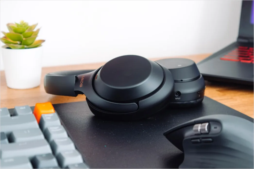 Detail Noise Cancelling Headphones On Desk Number 10