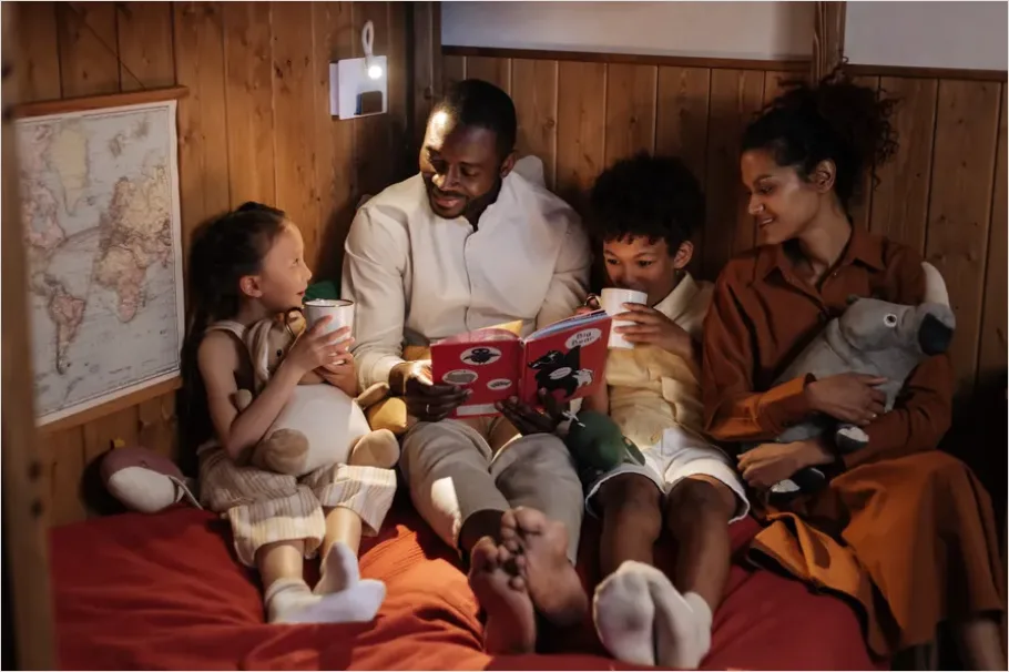 Detail Parents Reading Bedtime Story Cozy Bedroom Number 3