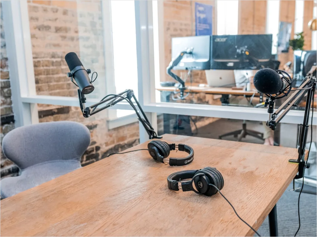 Detail Podcast Microphone With Headphones Number 2