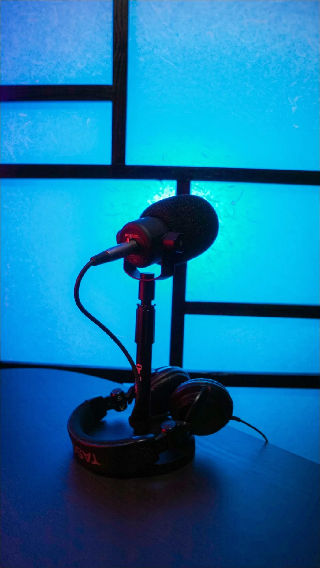Detail Podcast Microphone With Headphones Number 11