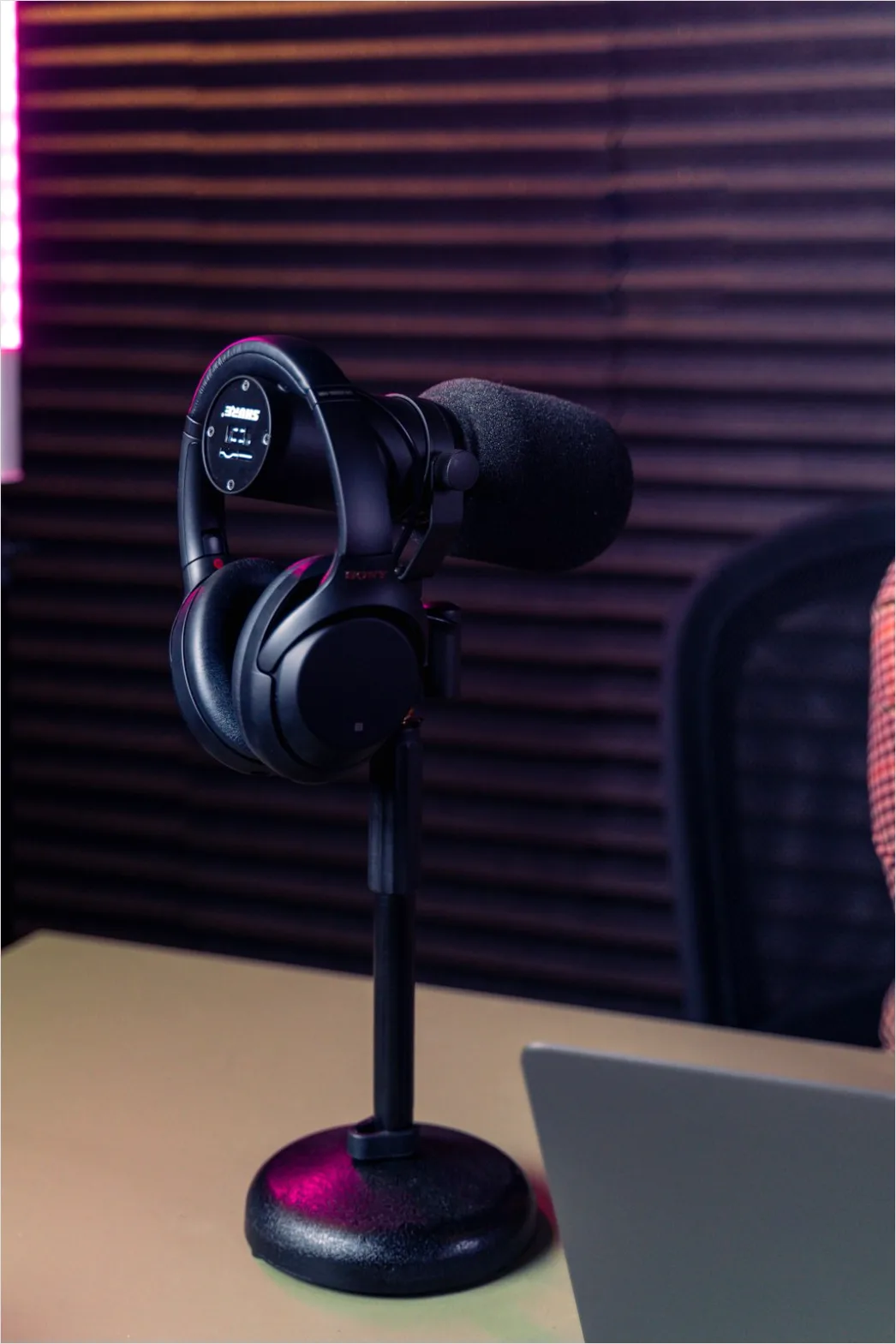 Detail Podcast Microphone With Headphones Number 16