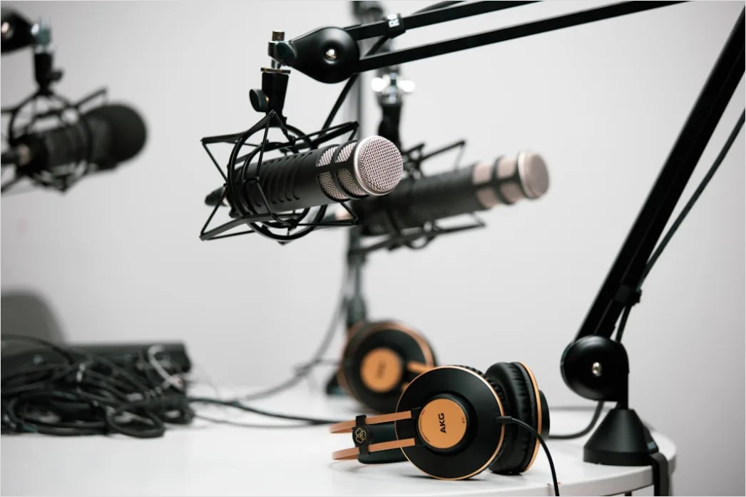 Detail Podcast Microphone With Headphones Number 4