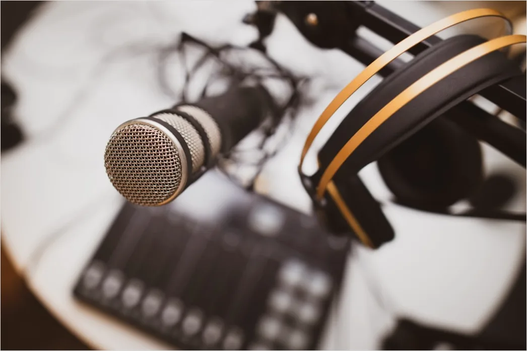 Detail Podcast Microphone With Headphones Number 5