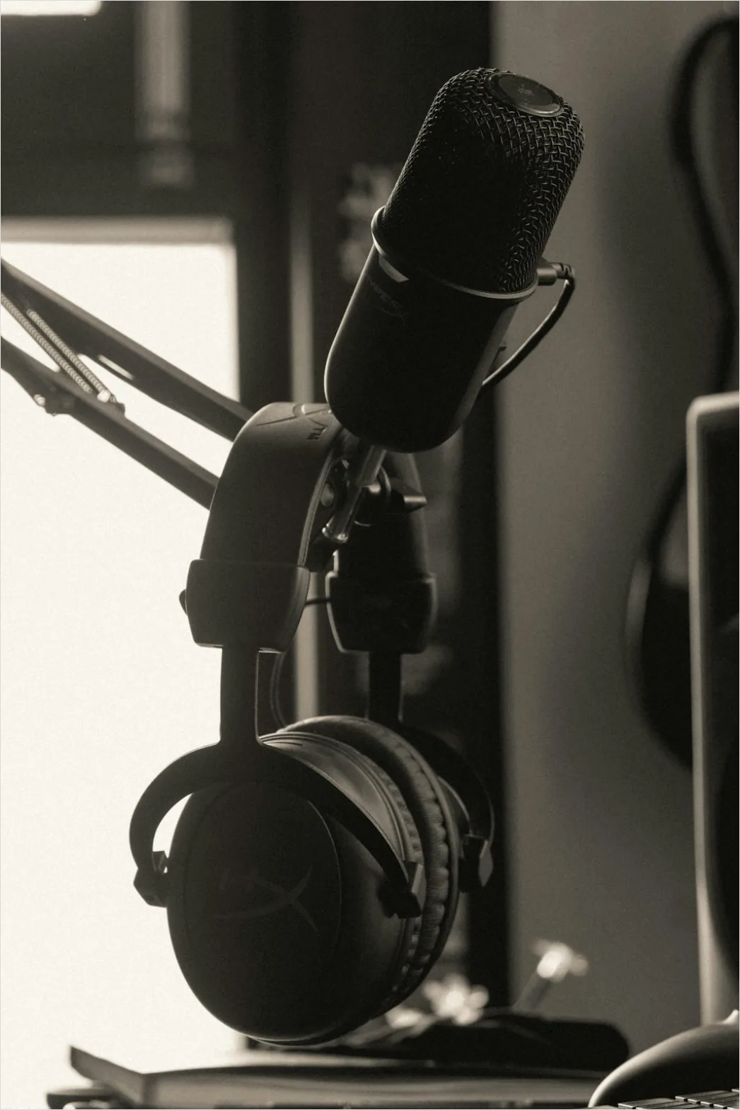 Detail Podcast Microphone With Headphones Number 6