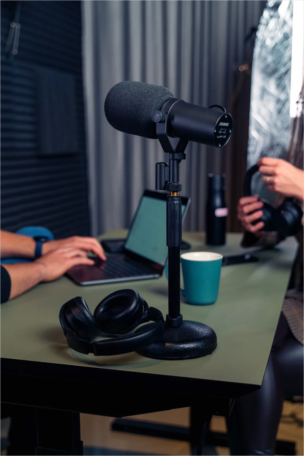 Detail Podcast Microphone With Headphones Number 8