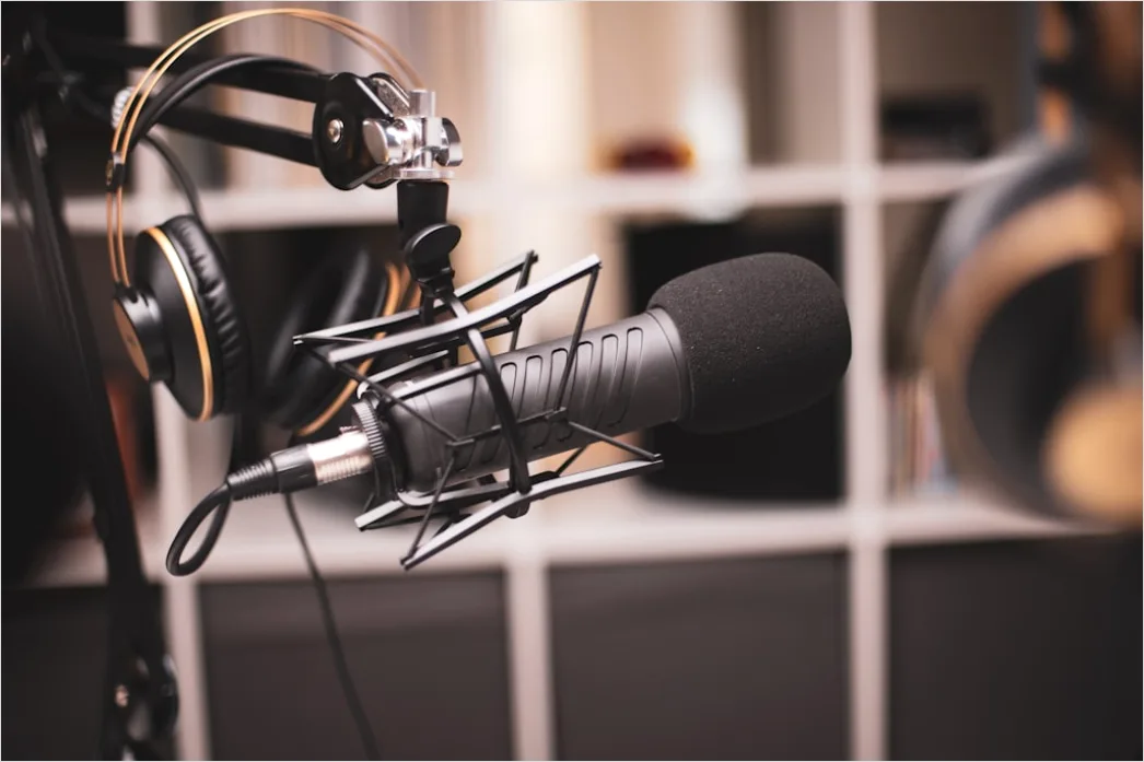 Detail Podcast Microphone With Headphones Number 9
