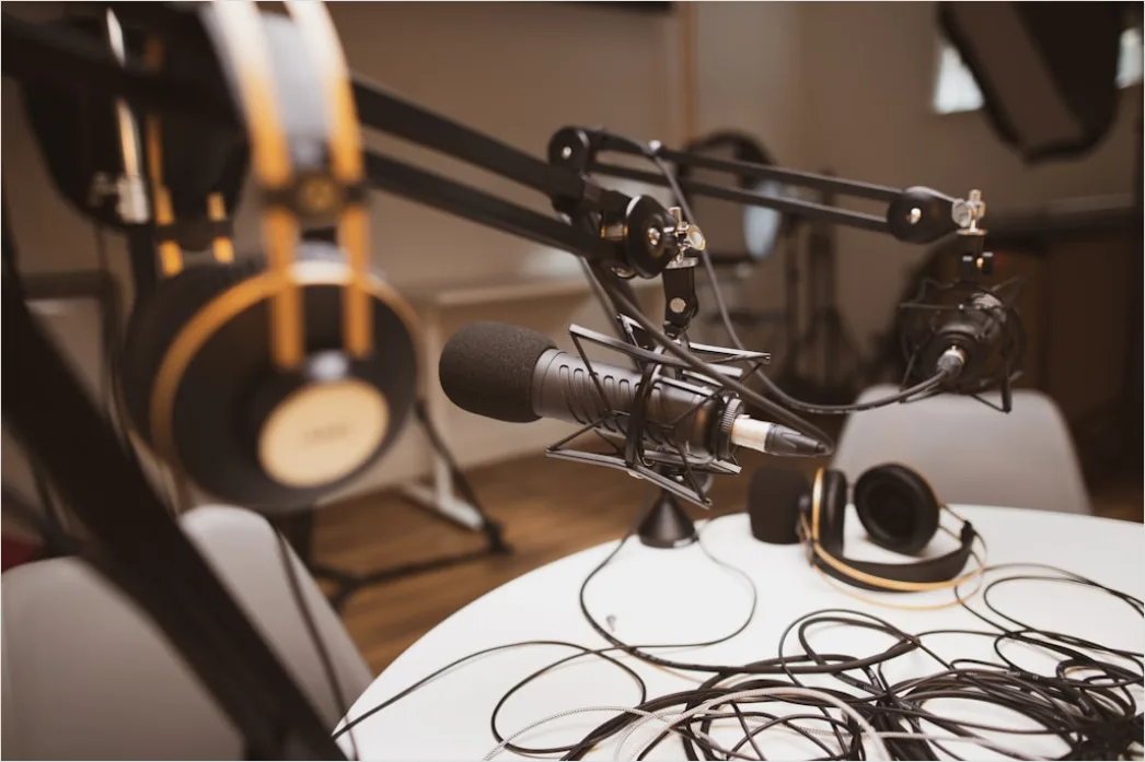 Detail Podcast Microphone With Headphones Number 10