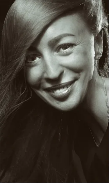 Portrait Of Smiling Woman Close Up 8c5d