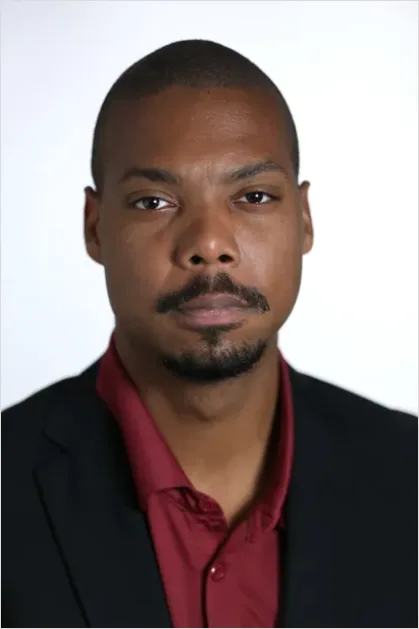 Detail Professional Headshot Business Man Suit Number 7