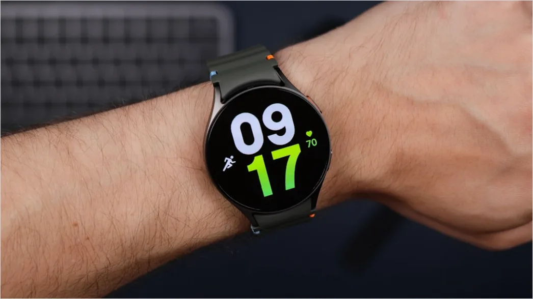 Detail Smartwatch On Wrist Close Up Number 4