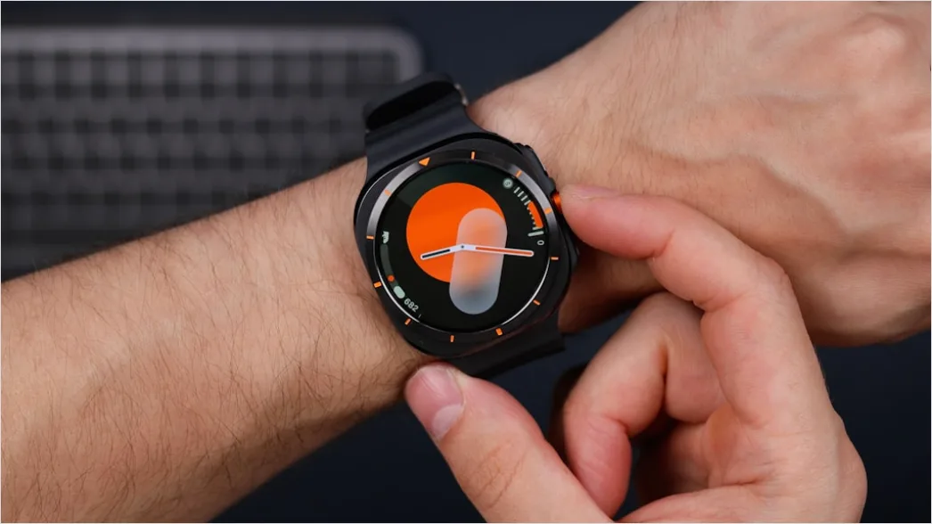 Detail Smartwatch On Wrist Close Up Number 5