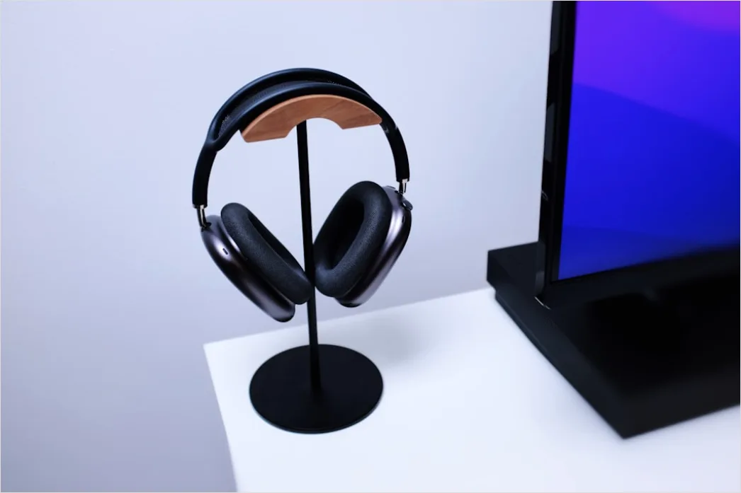Detail Studio Headphones On Stand Number 2