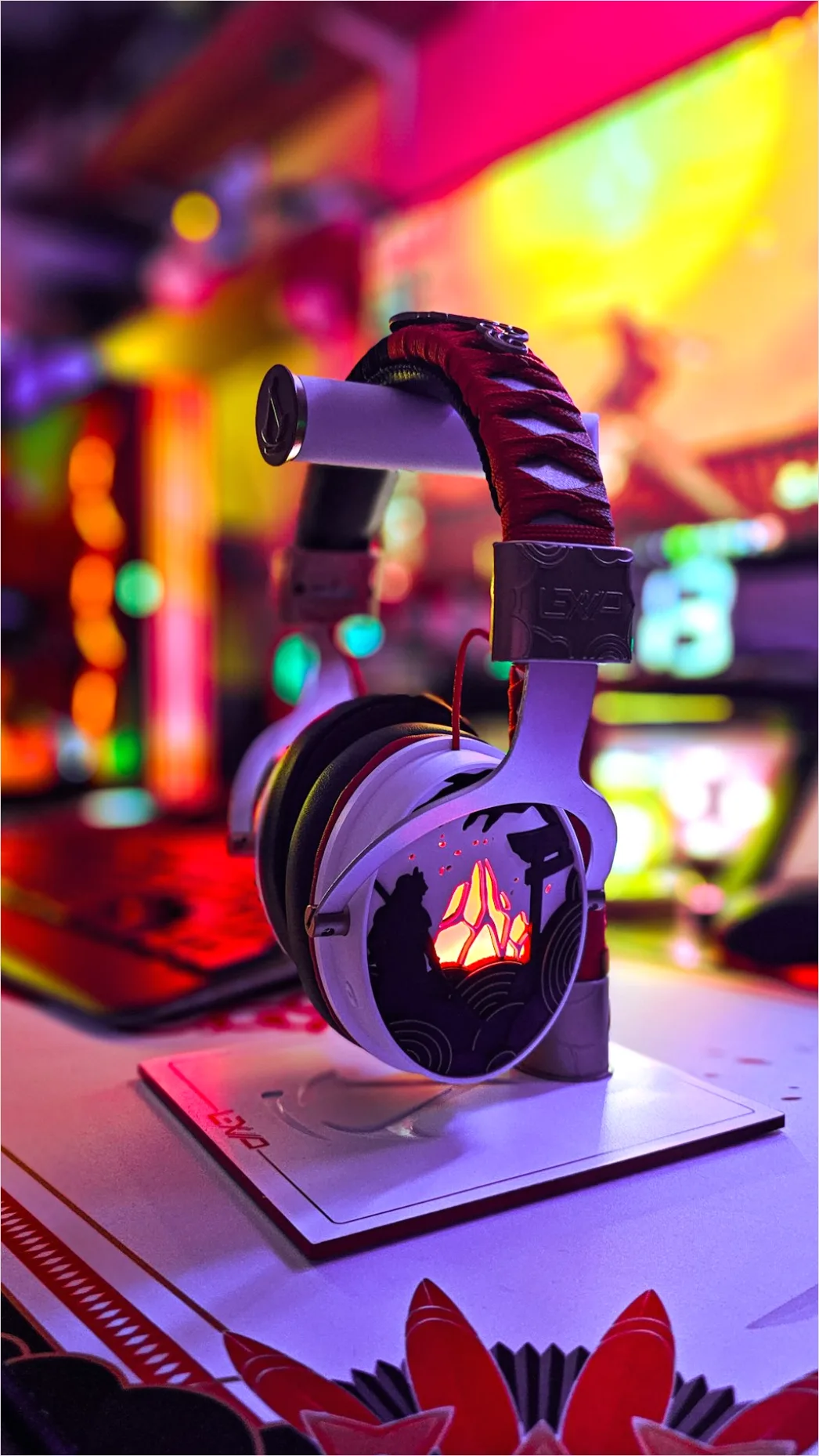 Detail Studio Headphones On Stand Number 13