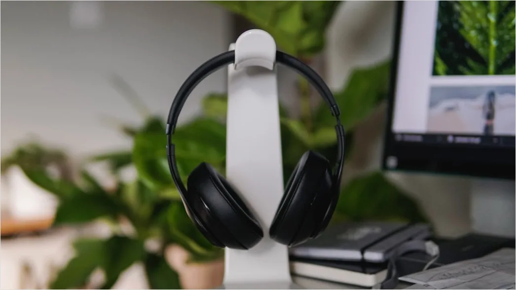Detail Studio Headphones On Stand Number 3