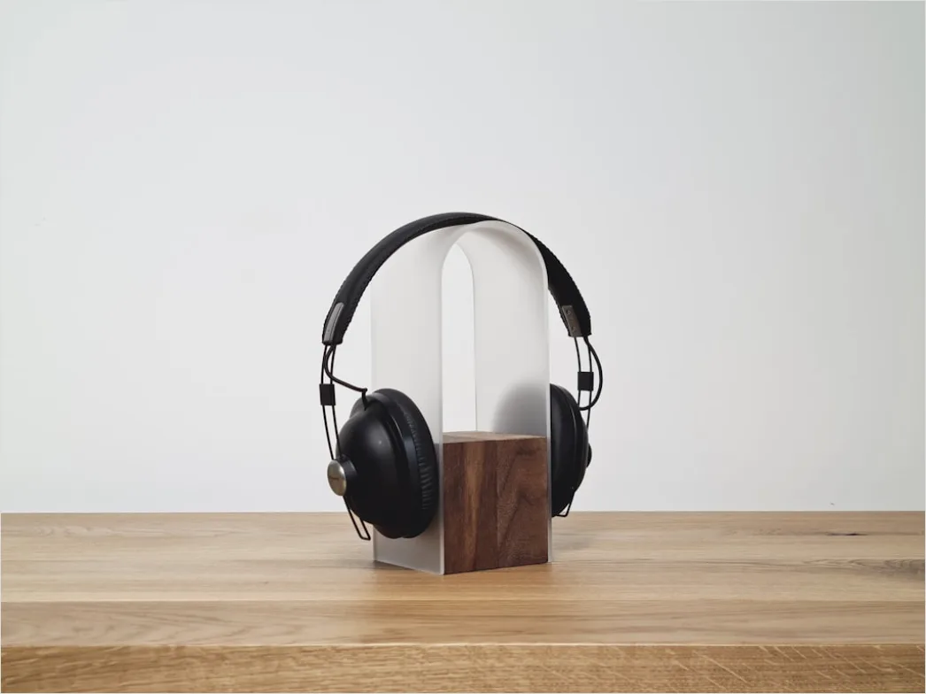 Detail Studio Headphones On Stand Number 4