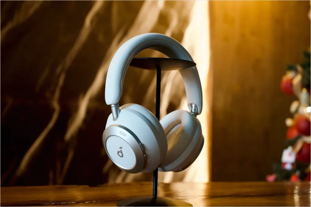Detail Studio Headphones On Stand Number 5