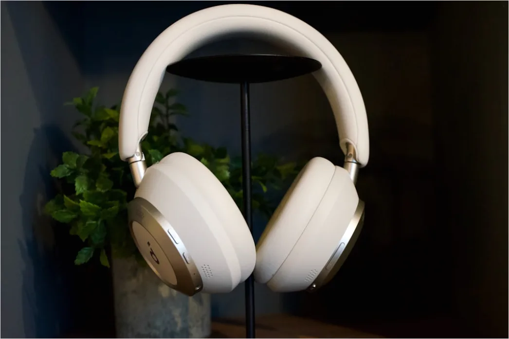 Detail Studio Headphones On Stand Number 6