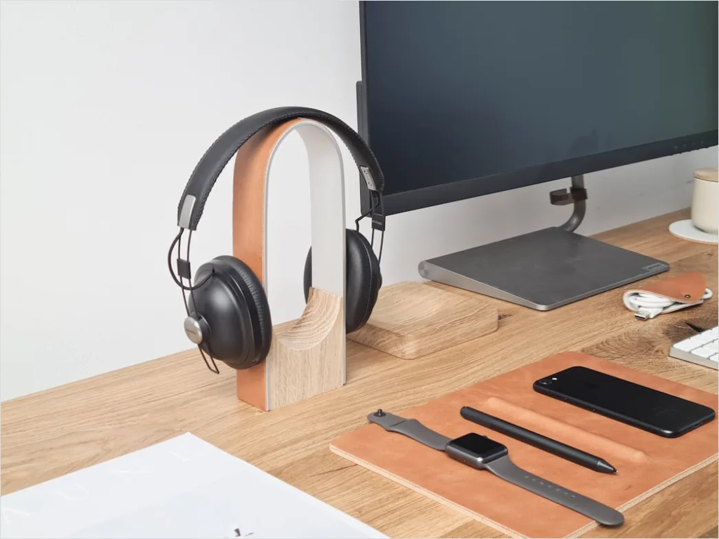 Detail Studio Headphones On Stand Number 7