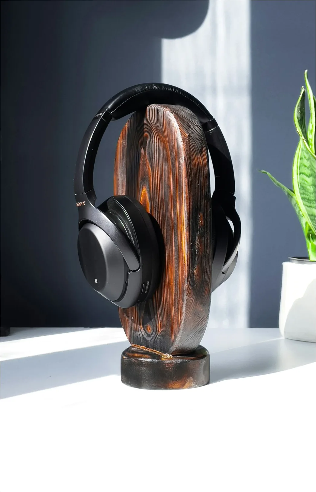 Detail Studio Headphones On Stand Number 8