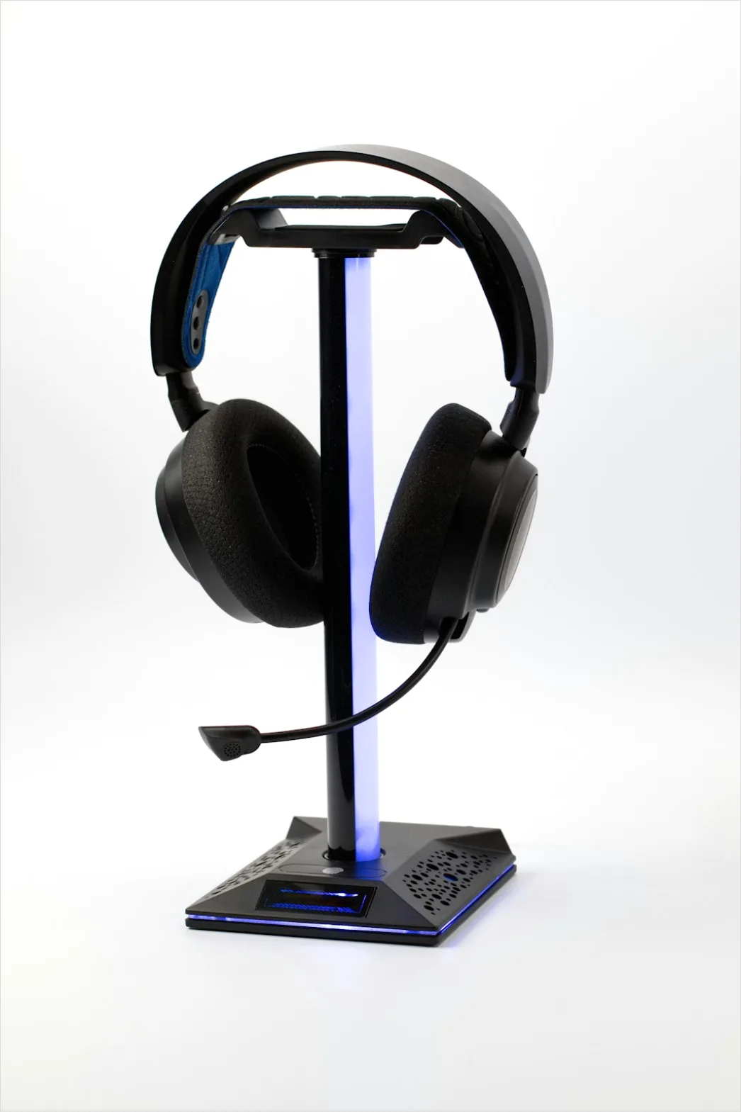 Detail Studio Headphones On Stand Number 9