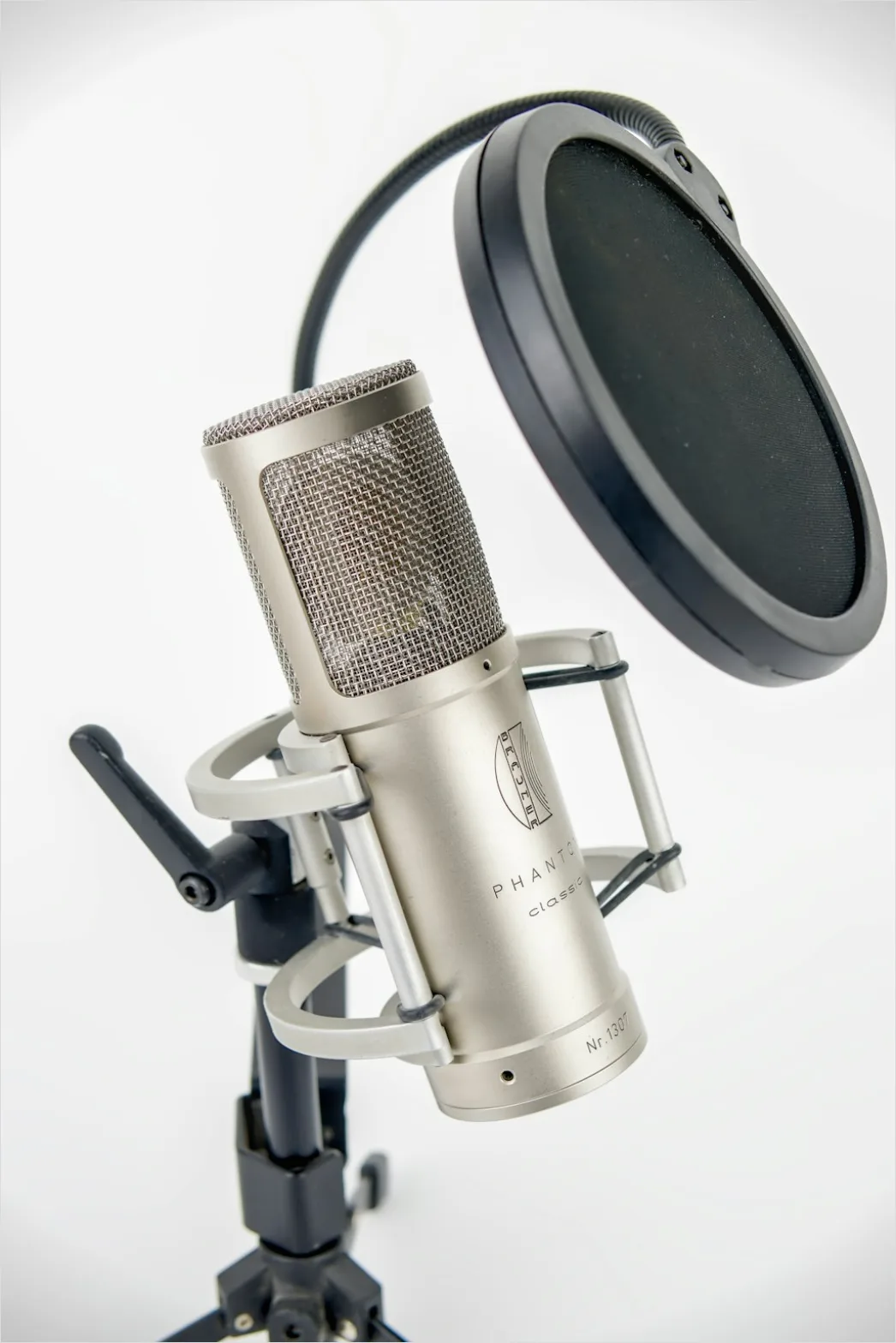 Detail Studio Headphones On Stand Number 10