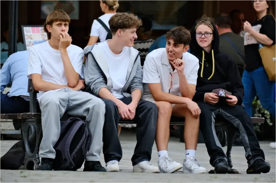 Detail Teen Friends Hanging Out After School Number 13