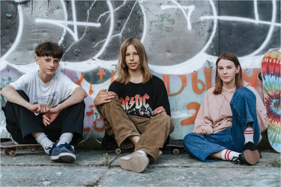 Detail Teen Friends Hanging Out After School Number 9